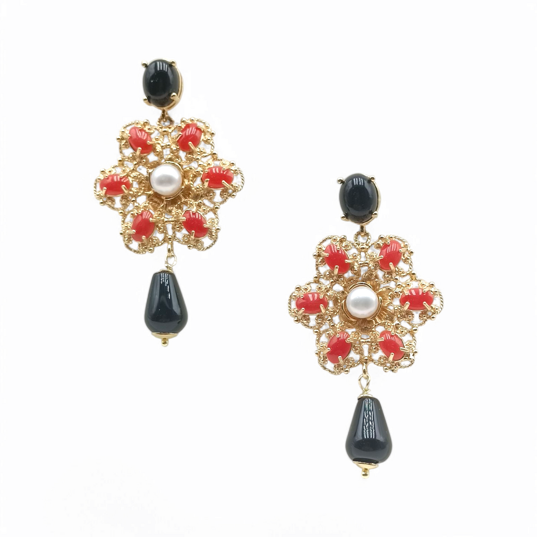 Orecchini fiori di corallo rosso montato su argento
