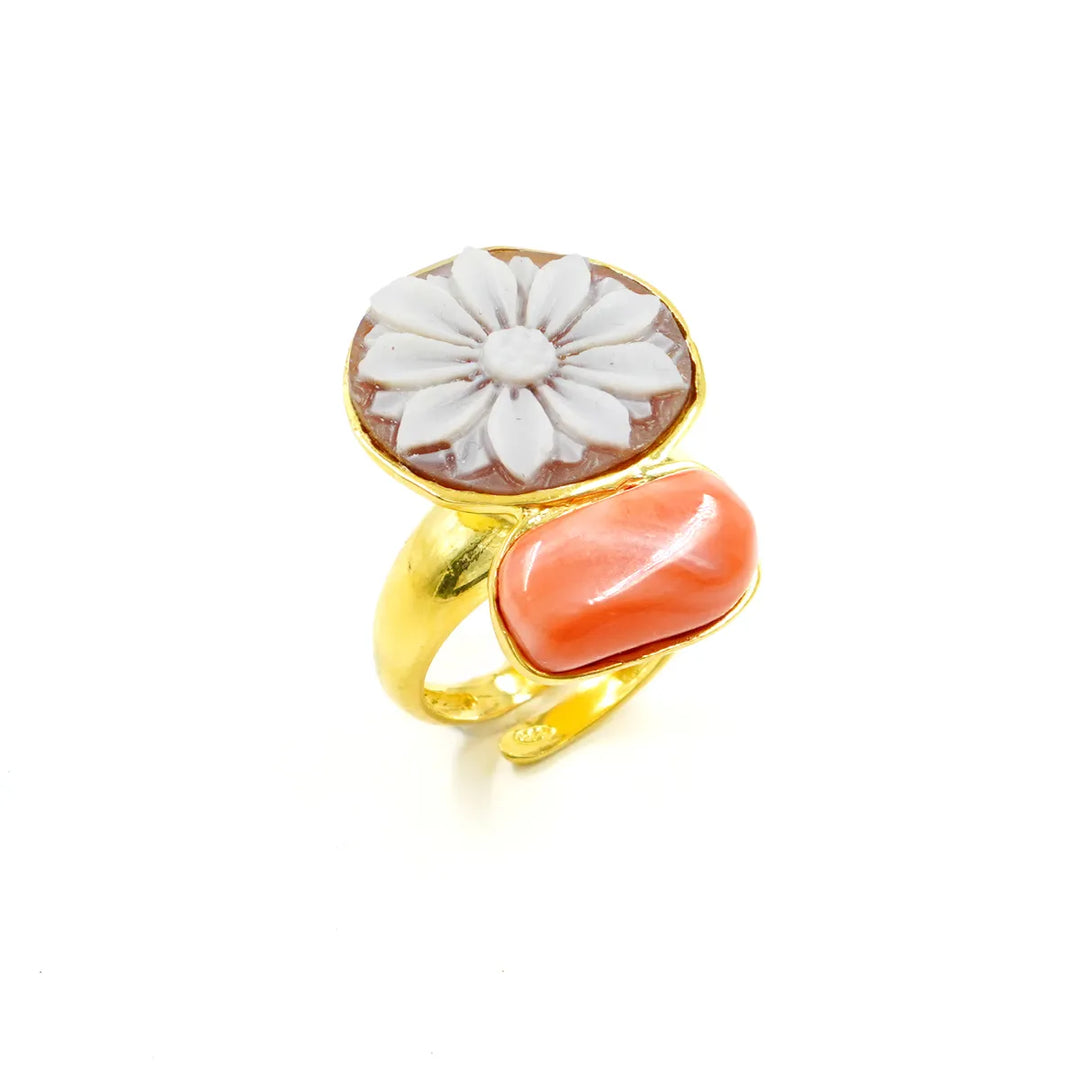 Anello fiore di cammeo e corallo rosa montato in argento