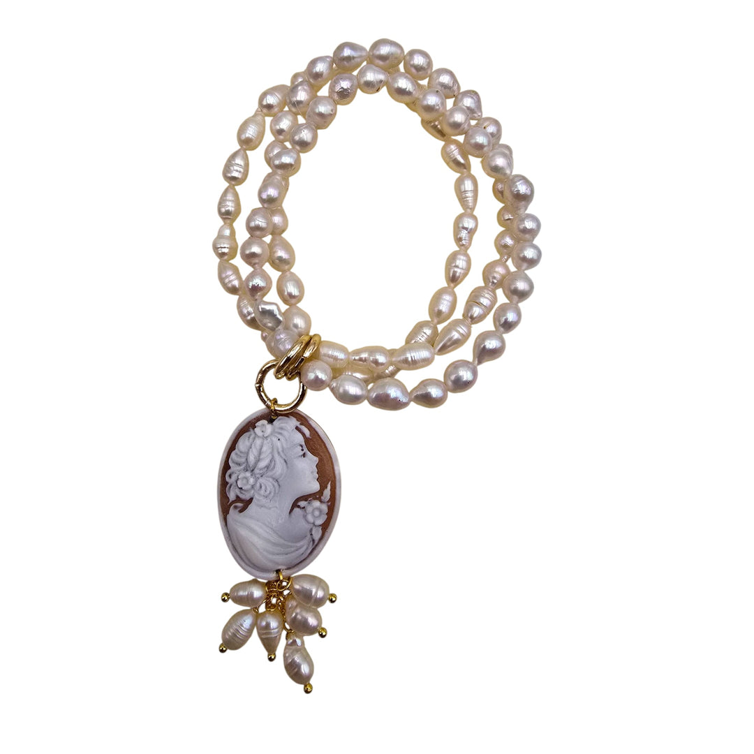 Bracelet on cameo and pearls