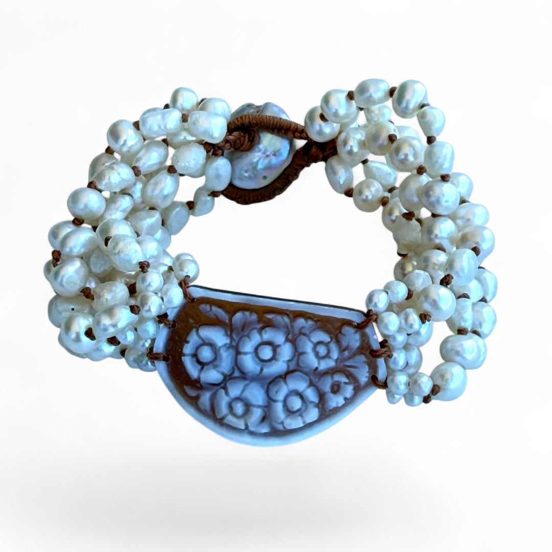 Bracciale fiore in cammeo e perle montato su argento