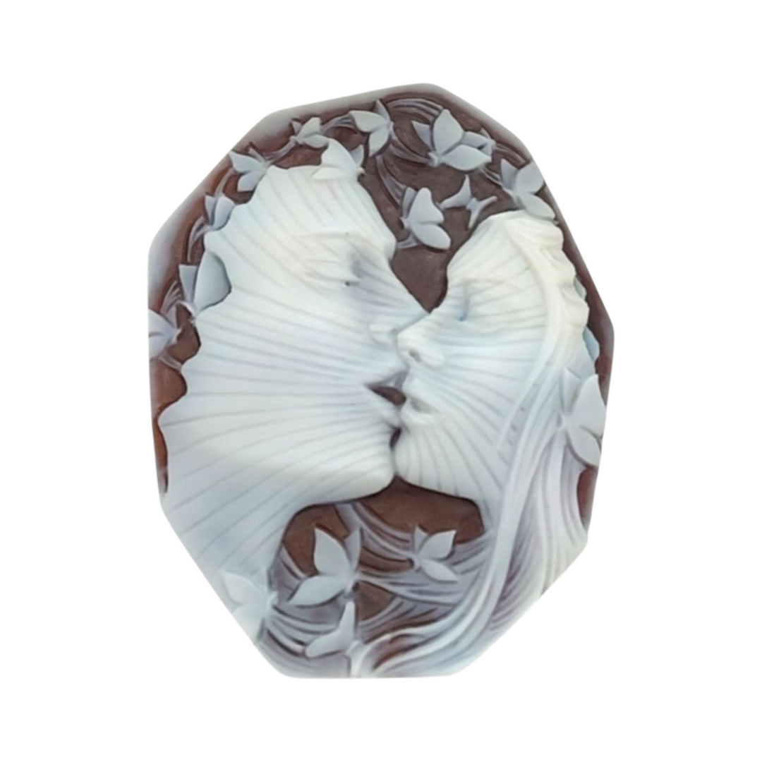 "Lovers" pendant engraved on sardonyx shell