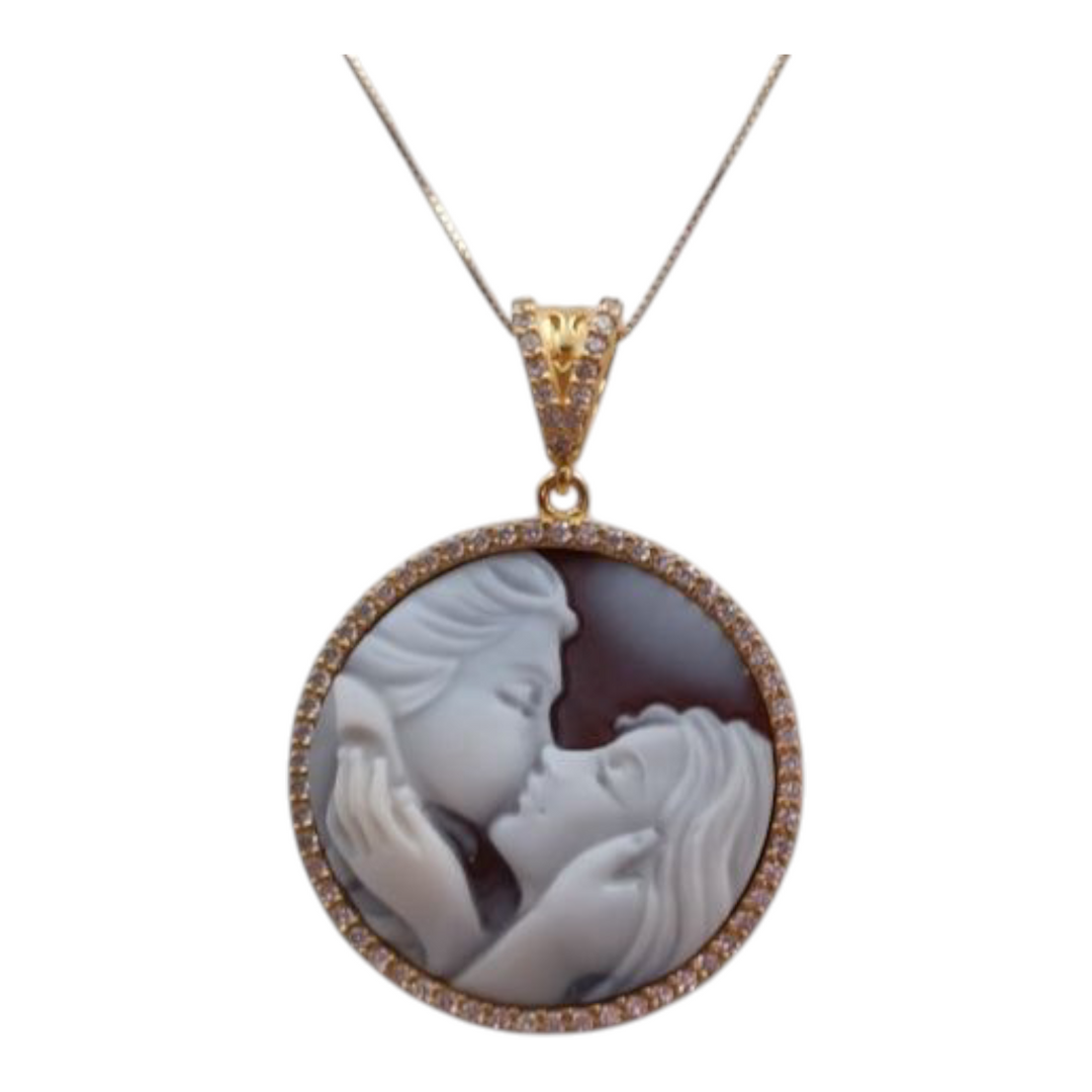 Kiss necklace on cameo