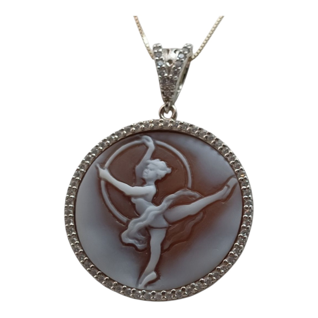 Collana ciondolo ballerina in cammeo montata su argento
