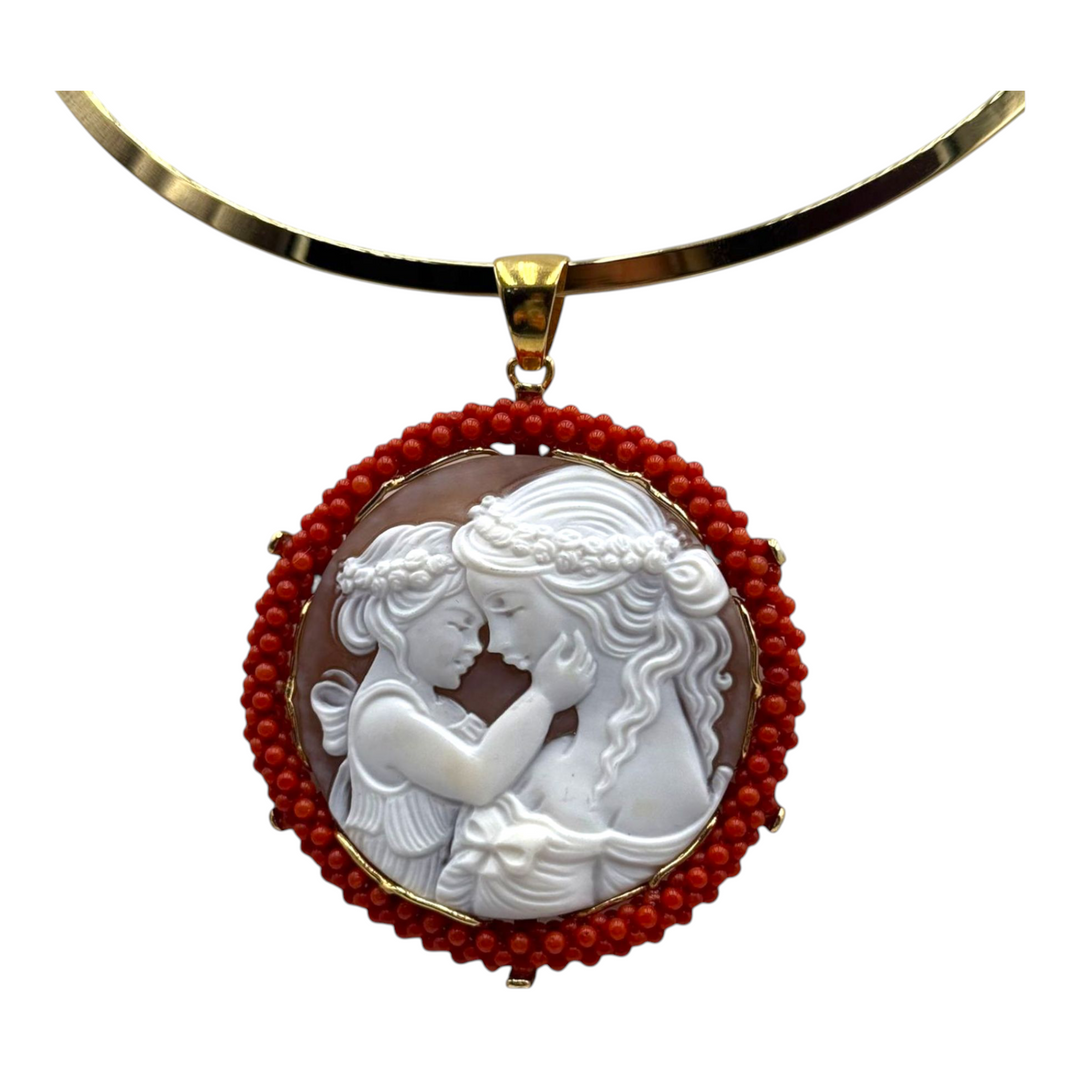Collana ciondolo connubio d'amore in cammeo e corallo montato su argento