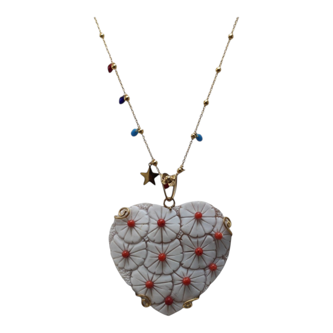 Collana ciondolo cuore in cammeo e corallo montato su argento placcato oro Lucia Vitiello Gioielli di Napoli