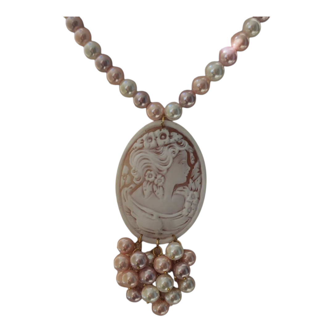 Collana ciondolo dea in cammeo e perle montata su argento