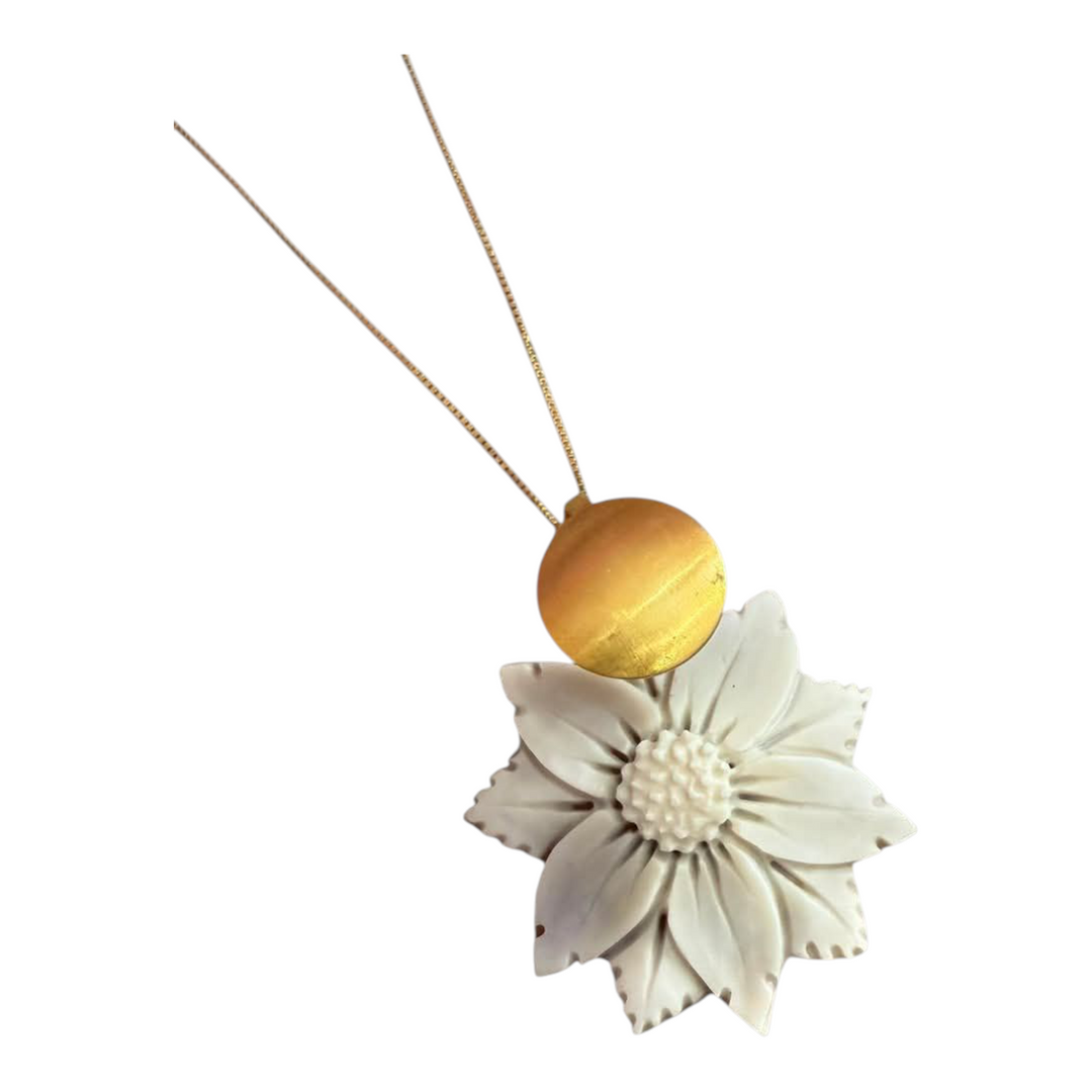 Collana ciondolo fiore di cammeo montata in argento