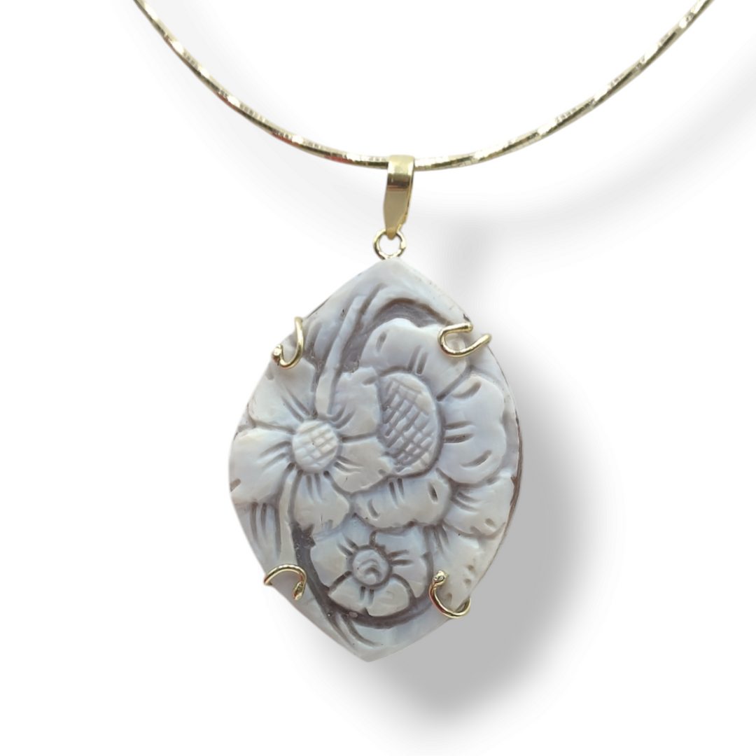 Collana ciondolo fiori in cammeo montato su argento