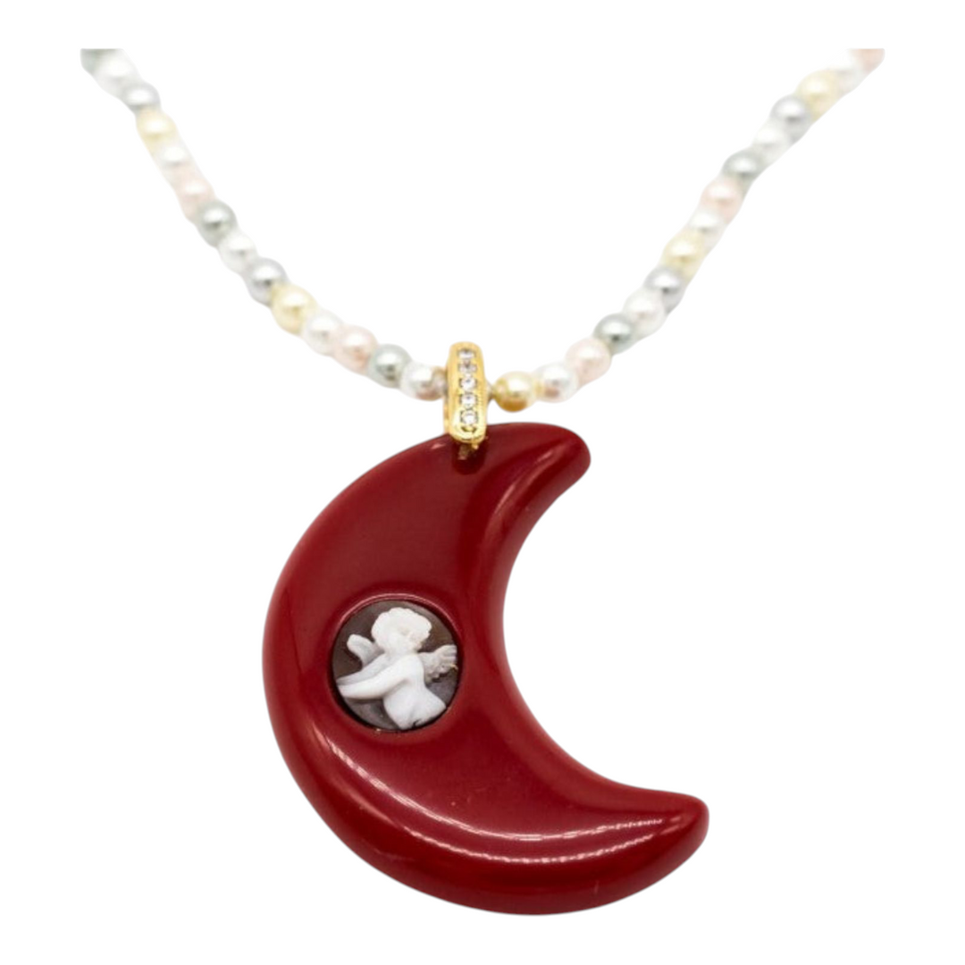 Collana ciondolo luna in cammeo montato su pasta di corallo