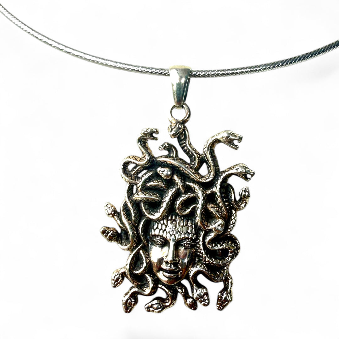 Collana ciondolo medusa inciso e lavorato in argento