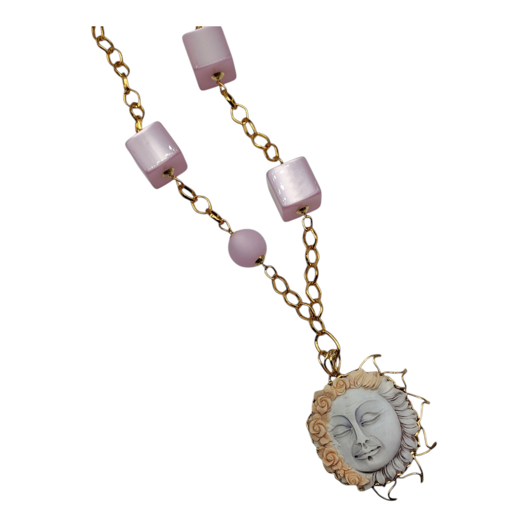 Collana ciondolo sole di mezzanotte in cammeo montata in argento dorato