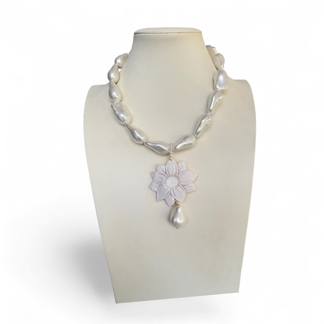 Fine collezione - collana ciondolo “Margherita” di cammeo sardonico montato in perle Maiorca