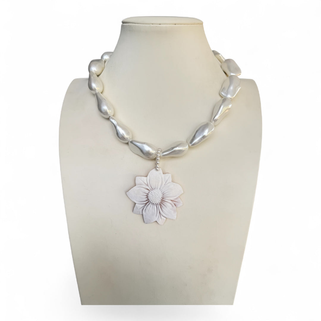 Fine collezione - collana ciondolo “fiore” di cammeo montato in perle Maiorca