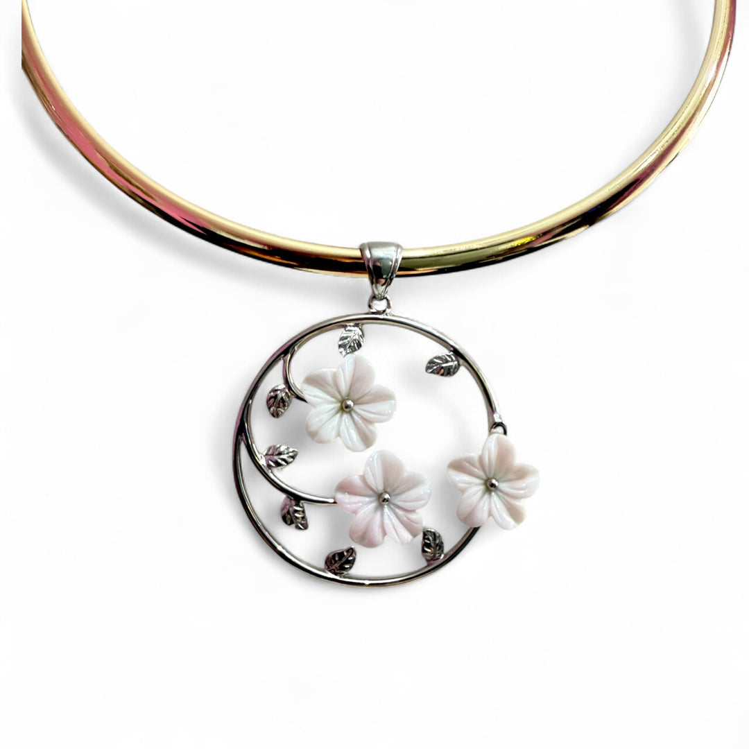 End of collection - three-rose mother-of-pearl pendant necklace mounted on steel