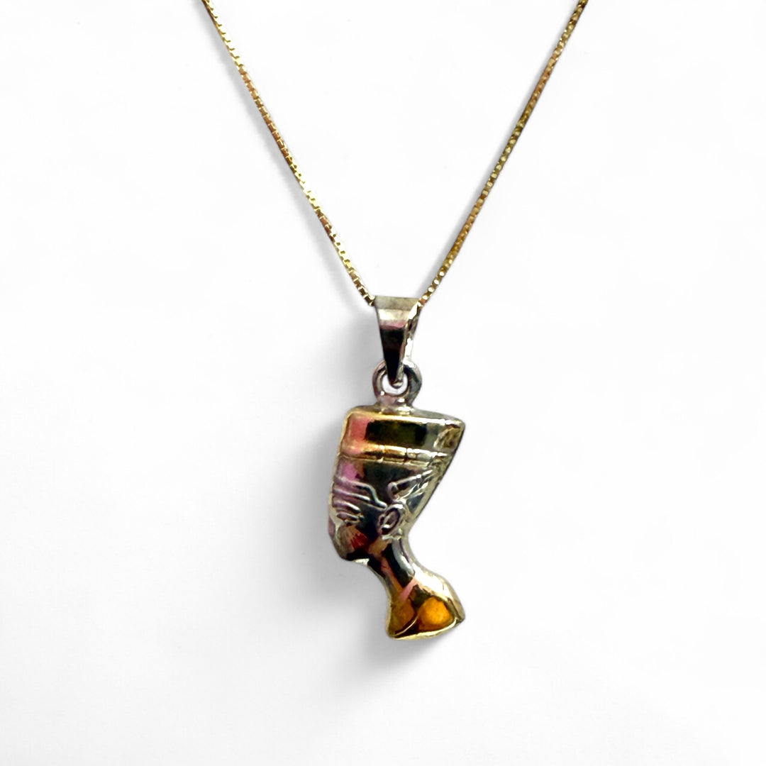 Nefertiti Pendant Necklace Engraved in Silver