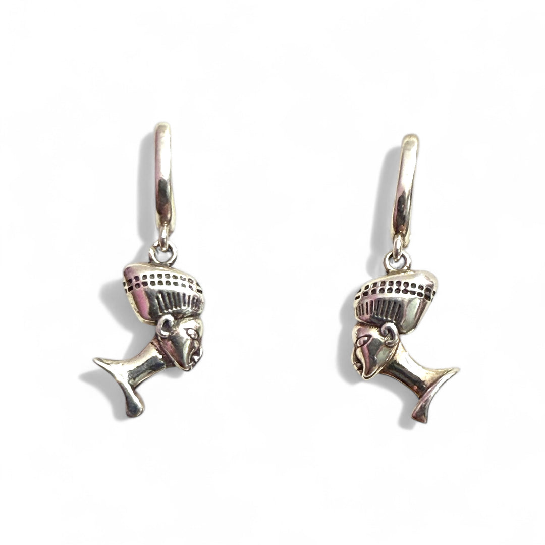 “Nefertiti” earrings engraved in silver