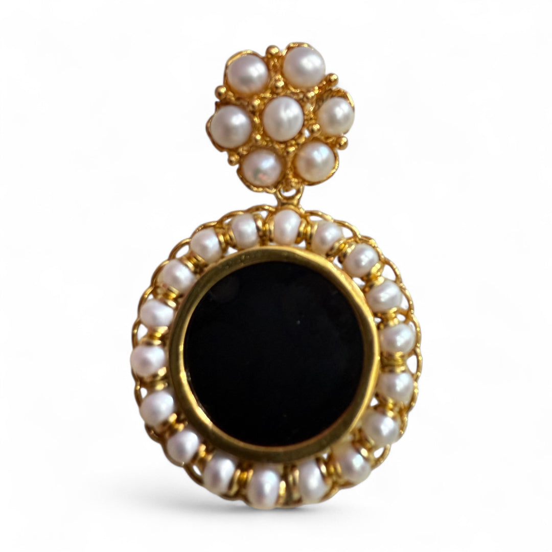 Round black agate pendant set in silver