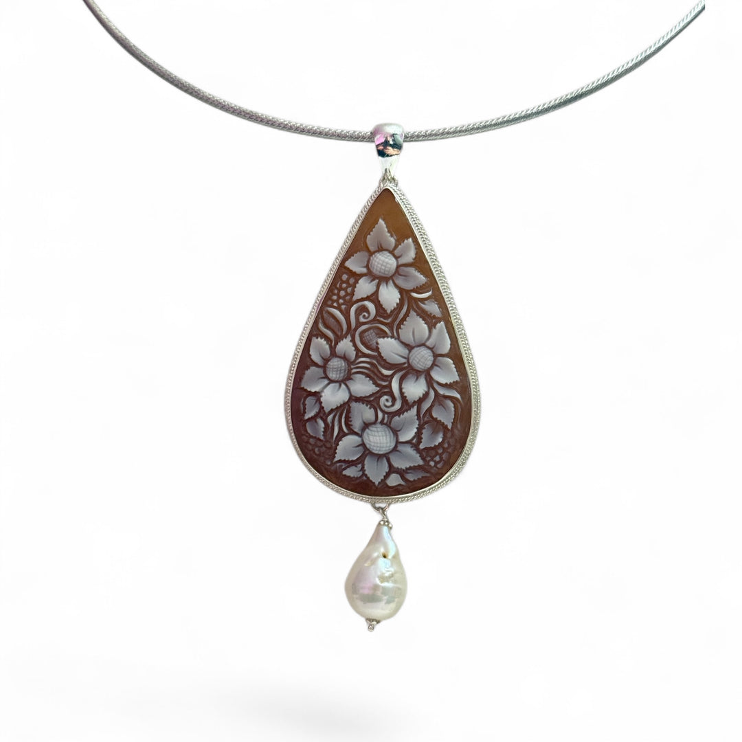 Collana ciondolo “ goccia di fiori” di cammeo sardonico montato in argento