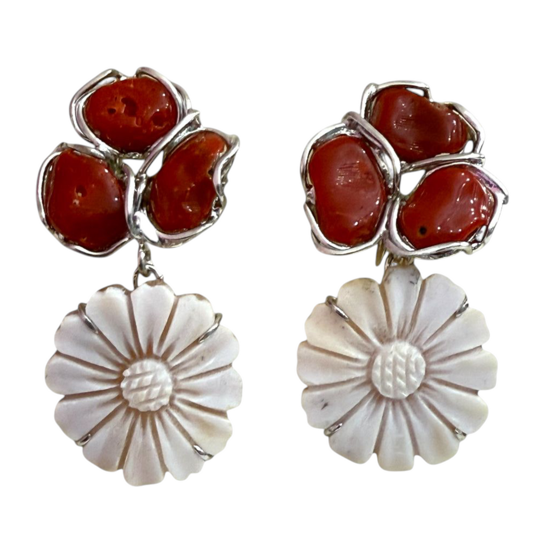 Orecchini fiore in corallo e cammeo montato in argento