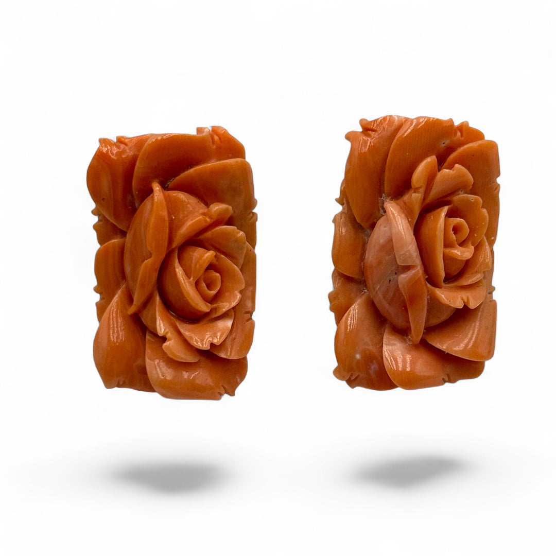 Orecchini rose di corallo montati in argento placcato oro
