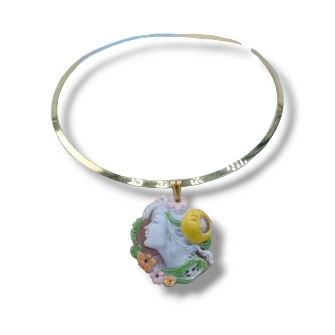 Collana ciondolo dea colorata in cammeo montato su argento
