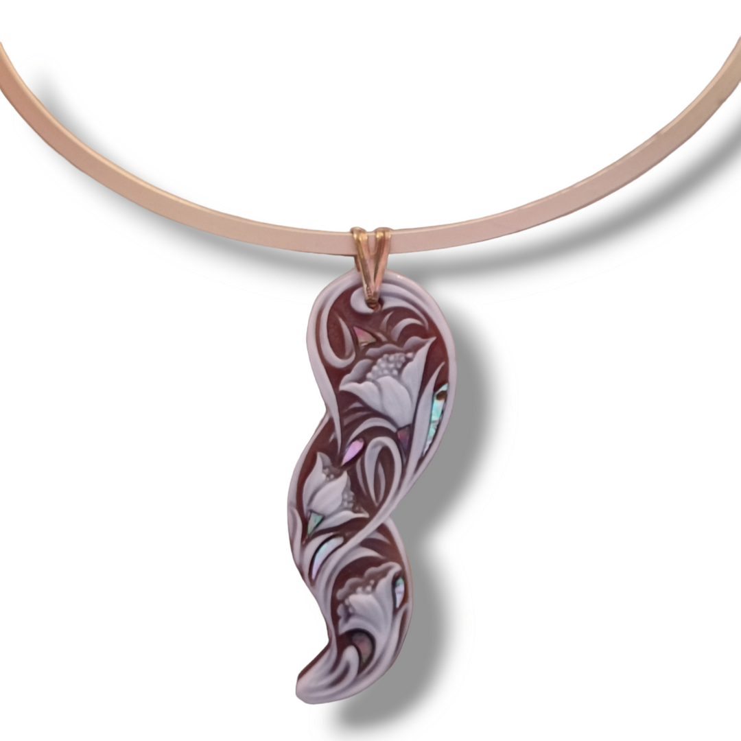 Collana ciondolo corno floreale in cammeo montato su argento