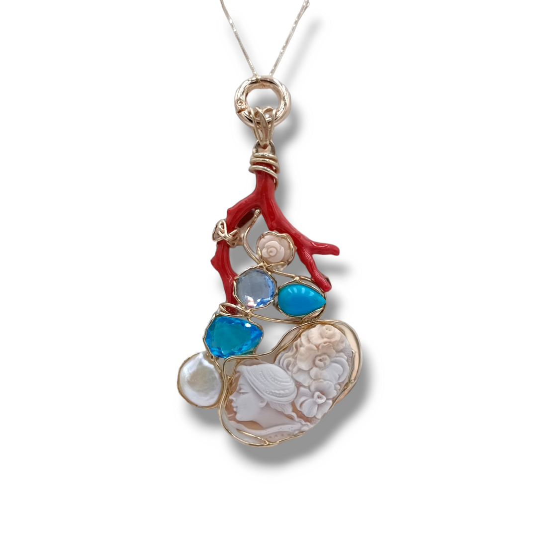 Collana ciondolo del mare in cammeo e corallo montato su argento