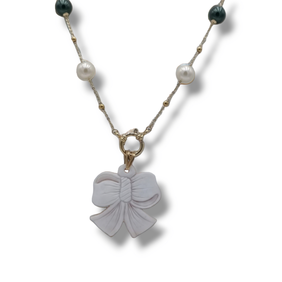 Collana ciondolo fiocco magico in cammeo montato su argento