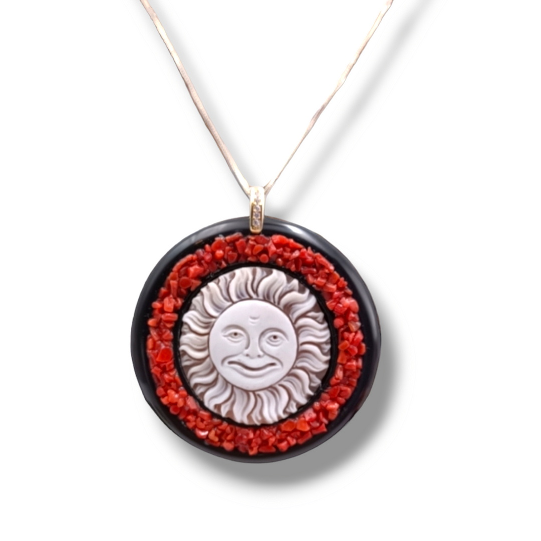 Collana ciondolo sole in cammeo e corallo montato su agata