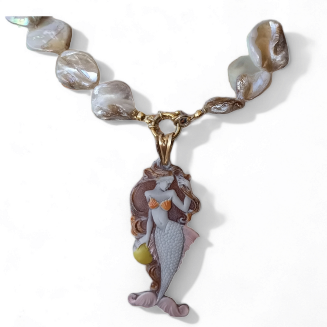 Mermaid pendant necklace in cameo mounted on silver