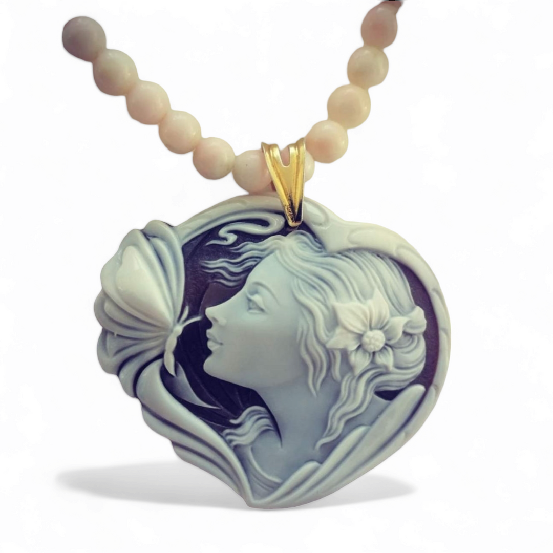 Collana ciondolo dea farfalla su cammeo