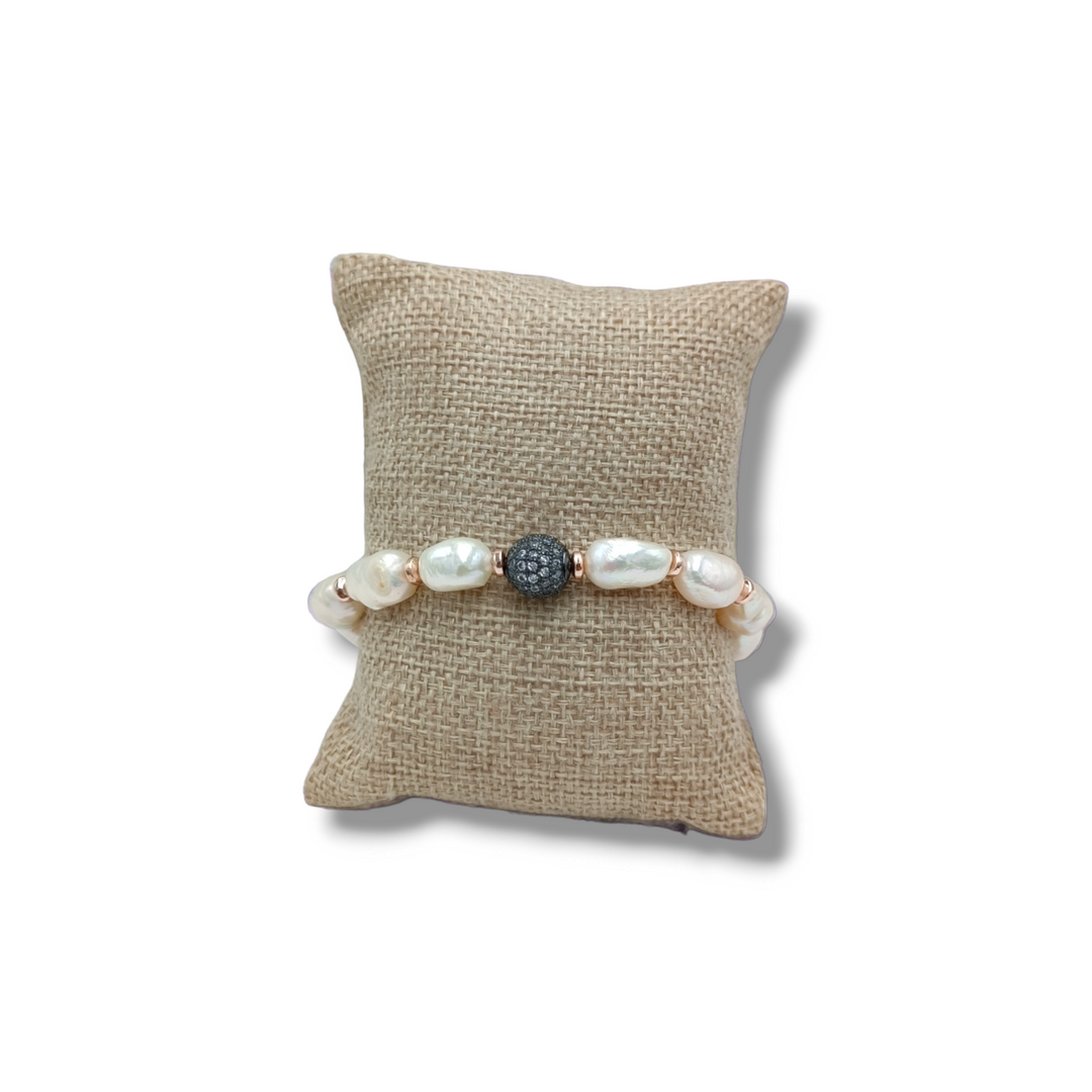 END OF COLLECTION - Pearl bracelet in zirconia mounted on pearls