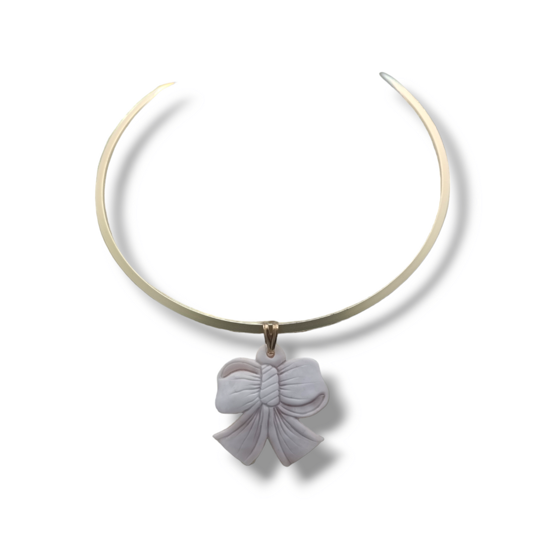 Magic Bow Necklace in Cameo Mounted on Silver