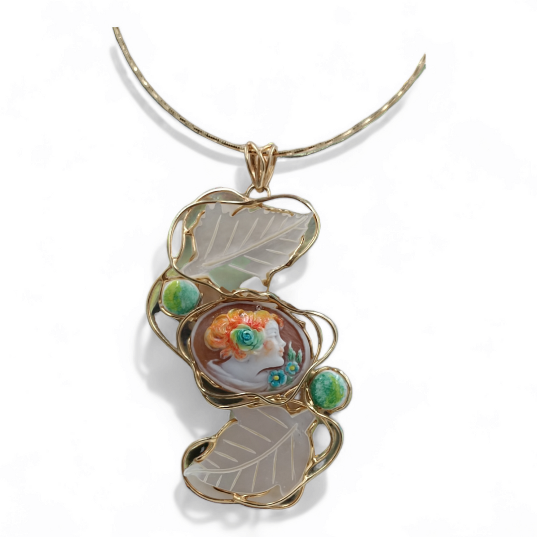 Collana ciondolo dea della natura in cammeo montato su argento