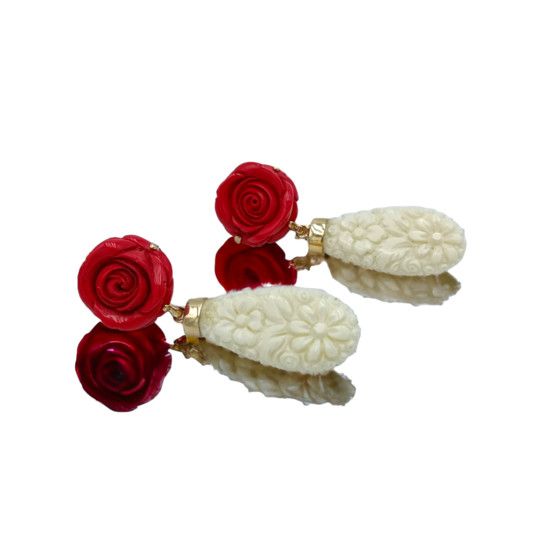 Orecchini rose in pasta di corallo e pasta di avorio montati su argento