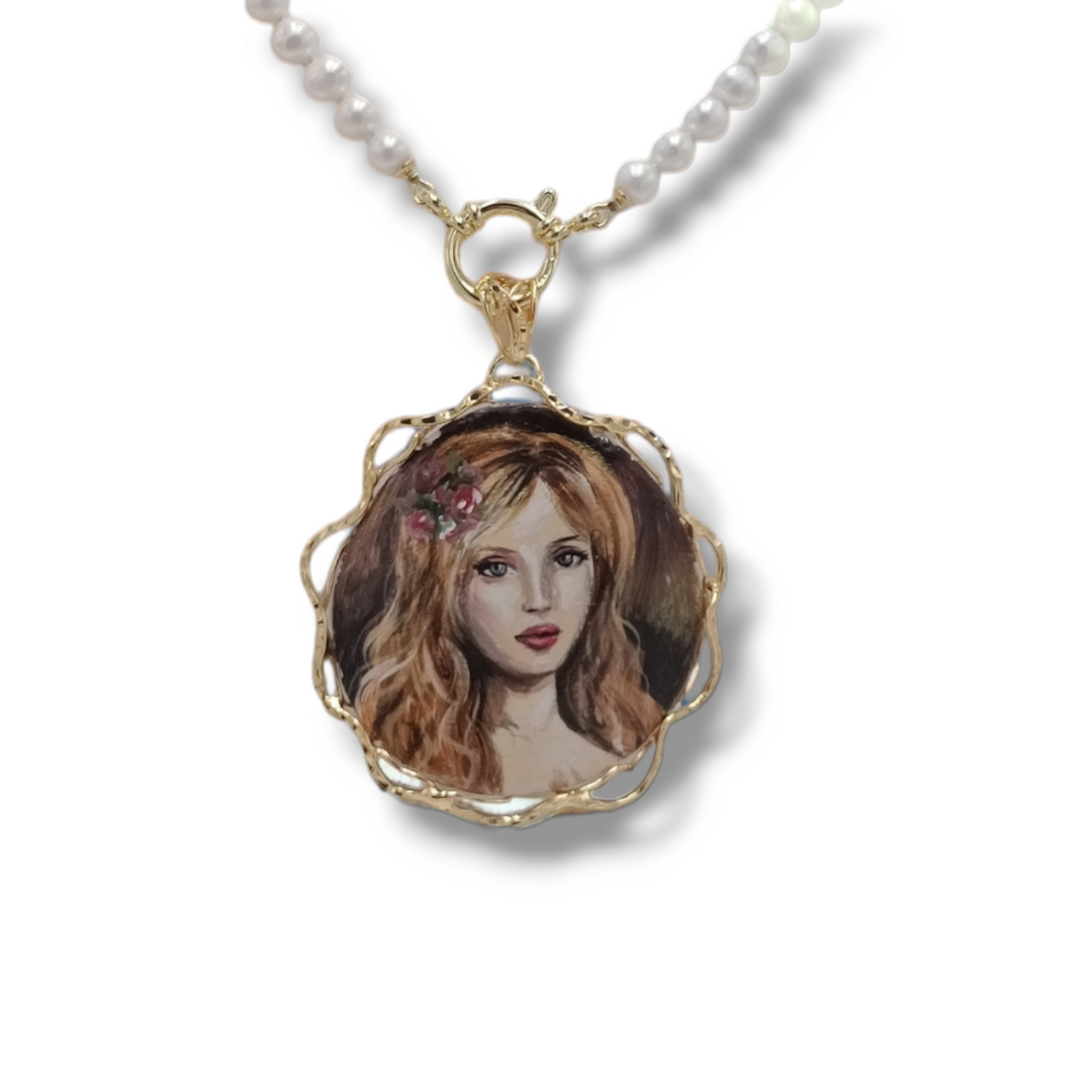 Pendant Mrs. Miriam on mother of pearl