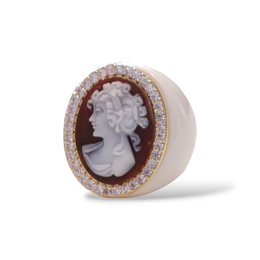 Anello dea in cammeo montato su agata