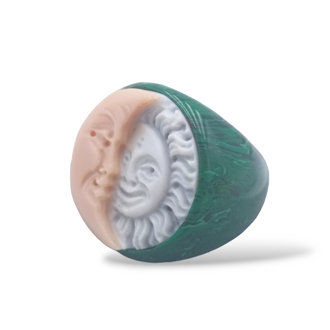Anello sole luna in cammeo montato su malachite