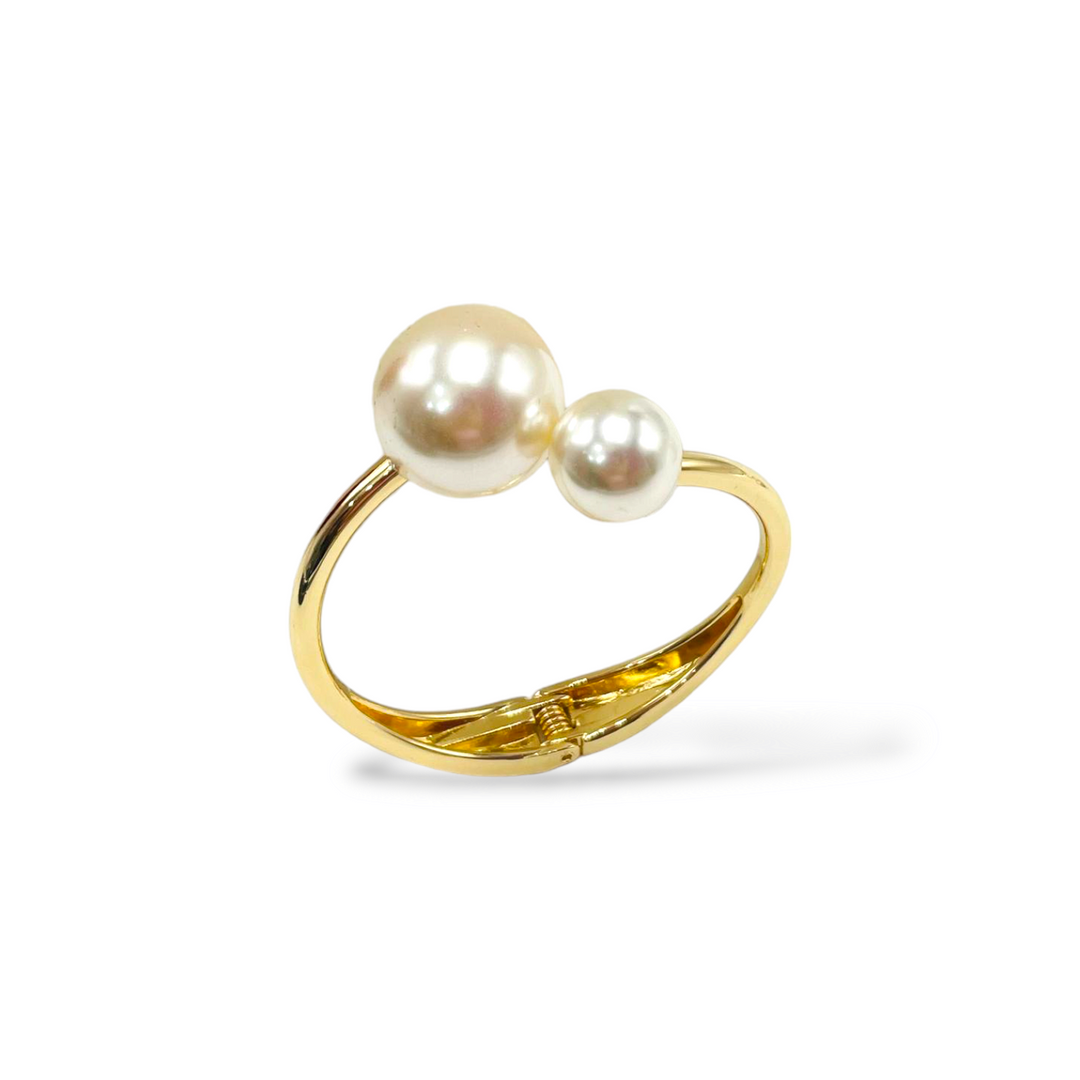 Rigid pearl bracelet