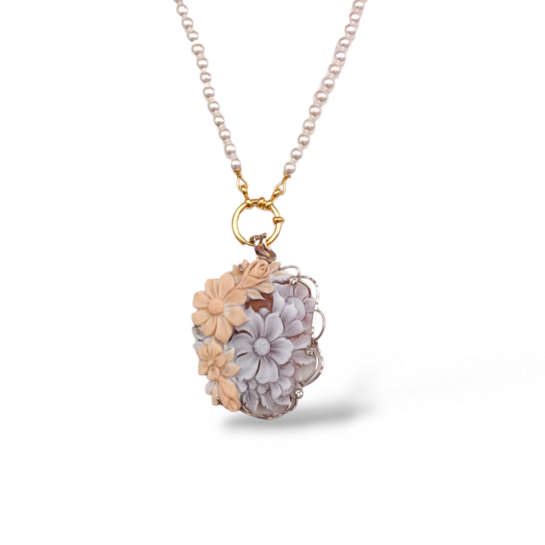 Collana ciondolo floreale in cammeo montato su argento