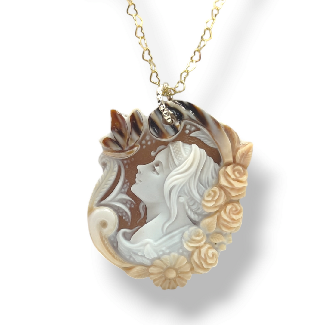 "Mystical Lady" pendant necklace in sardonyx shell mounted on silver