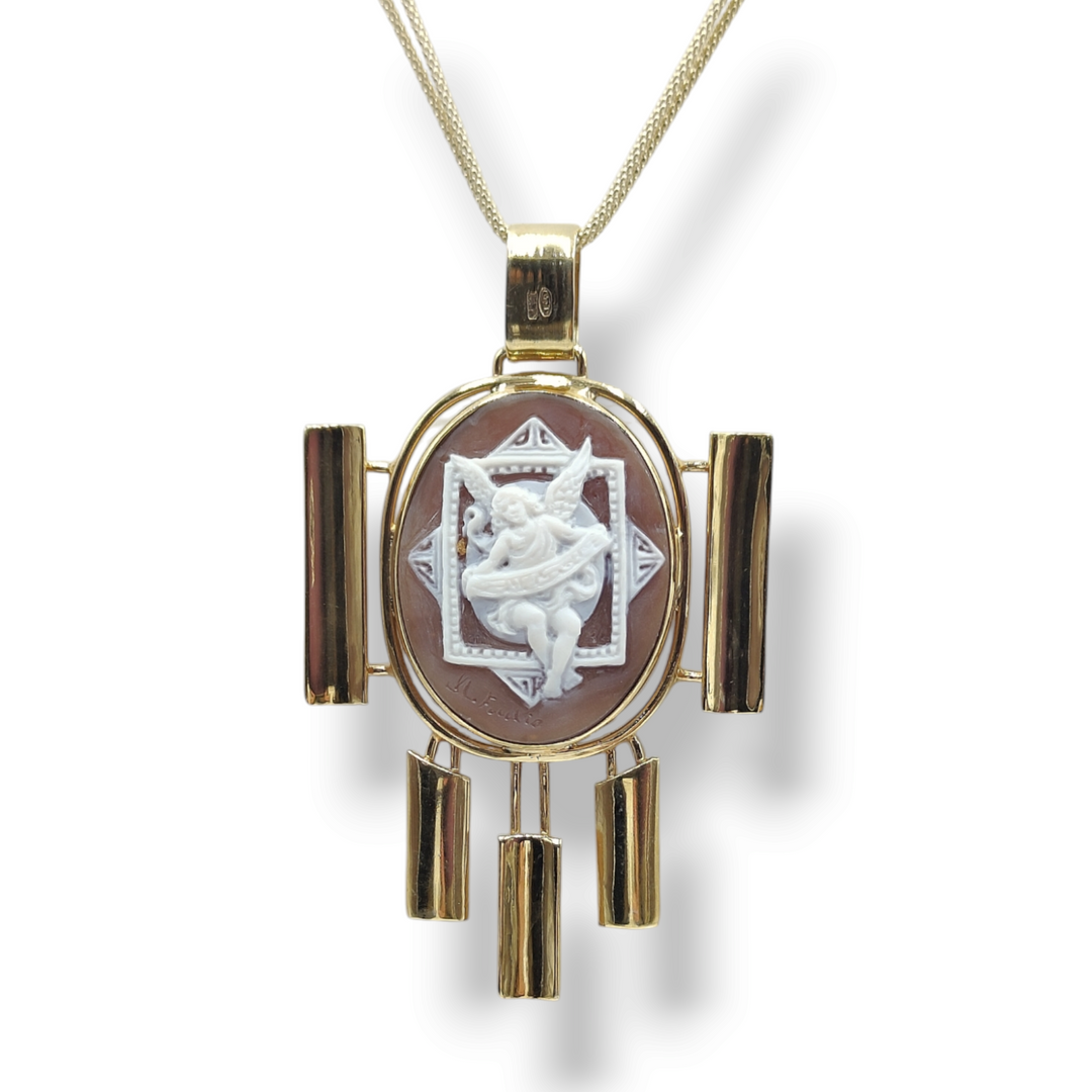 Collana ciondolo "angelo elegante" inciso su cammeo sardonico montato su argento