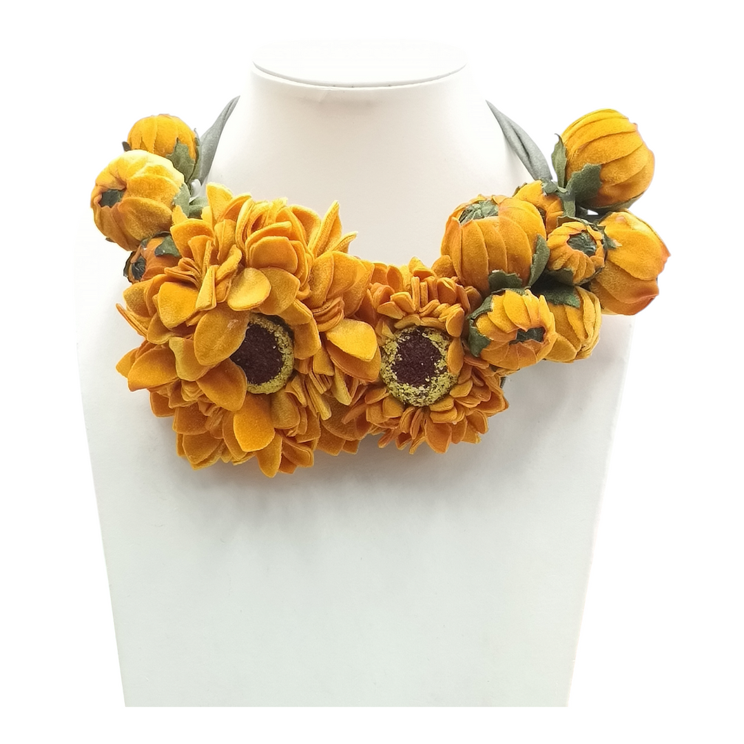END OF COLLECTION "Sunflower" necklace in velvet