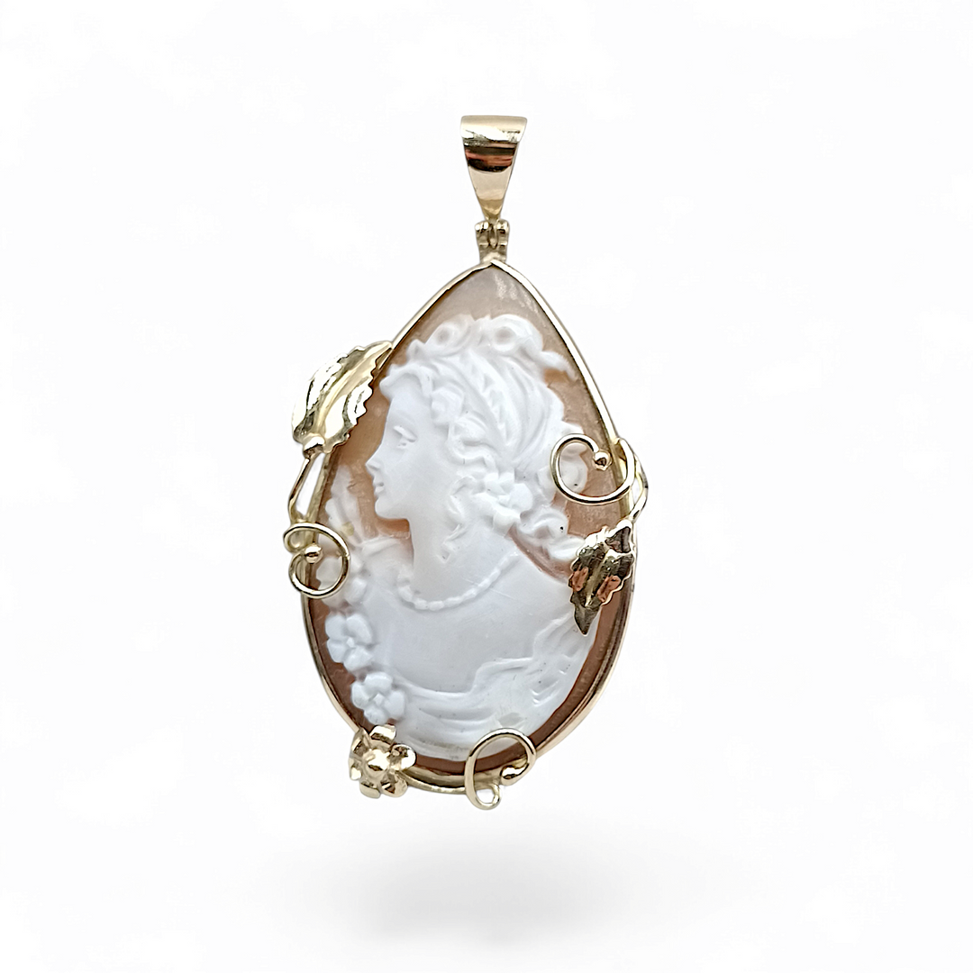 "Lady of Love" pendant on a sardonic cameo mounted on 18kt gold