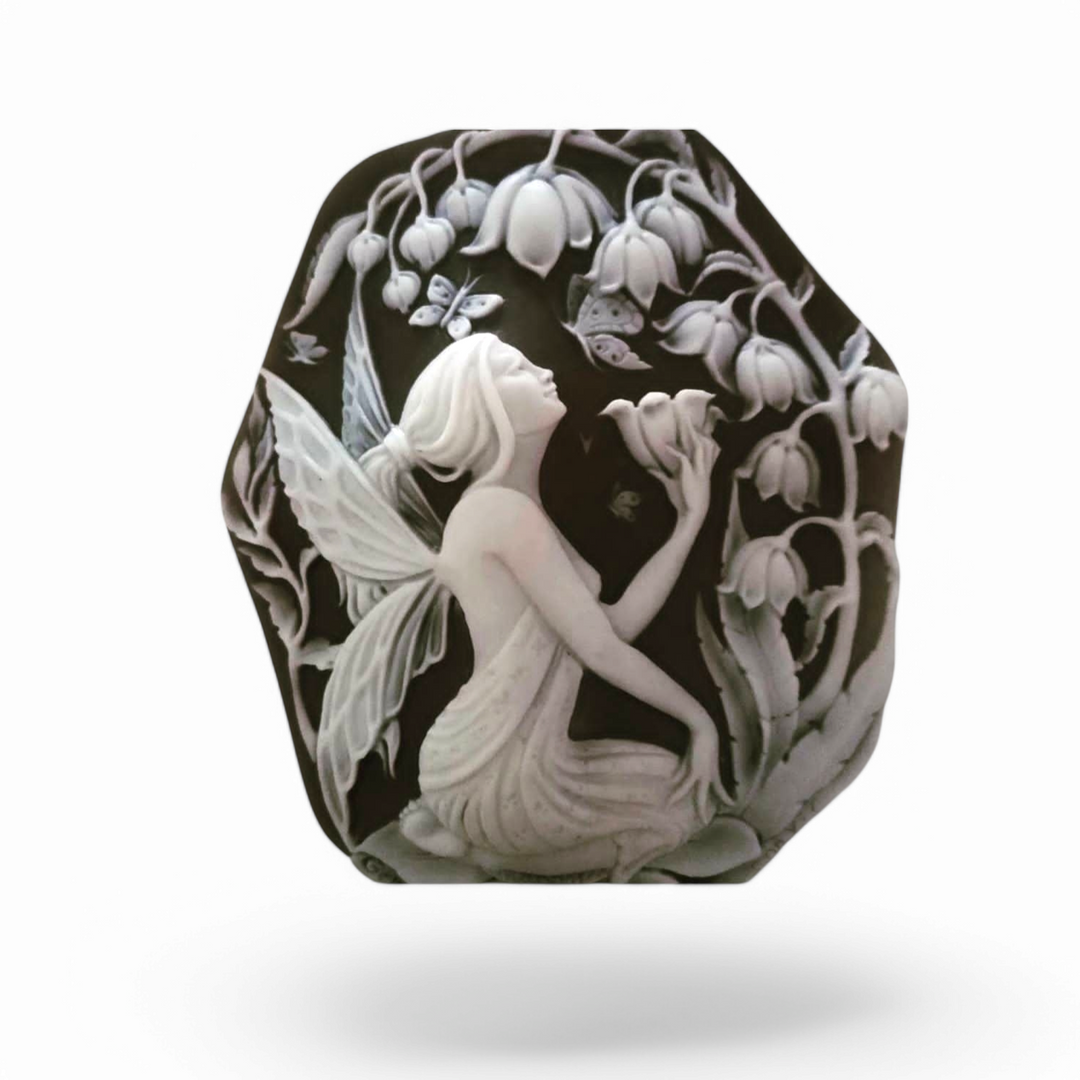Sardonic cameo pendant "the fairy of dreams" engraved on cameo