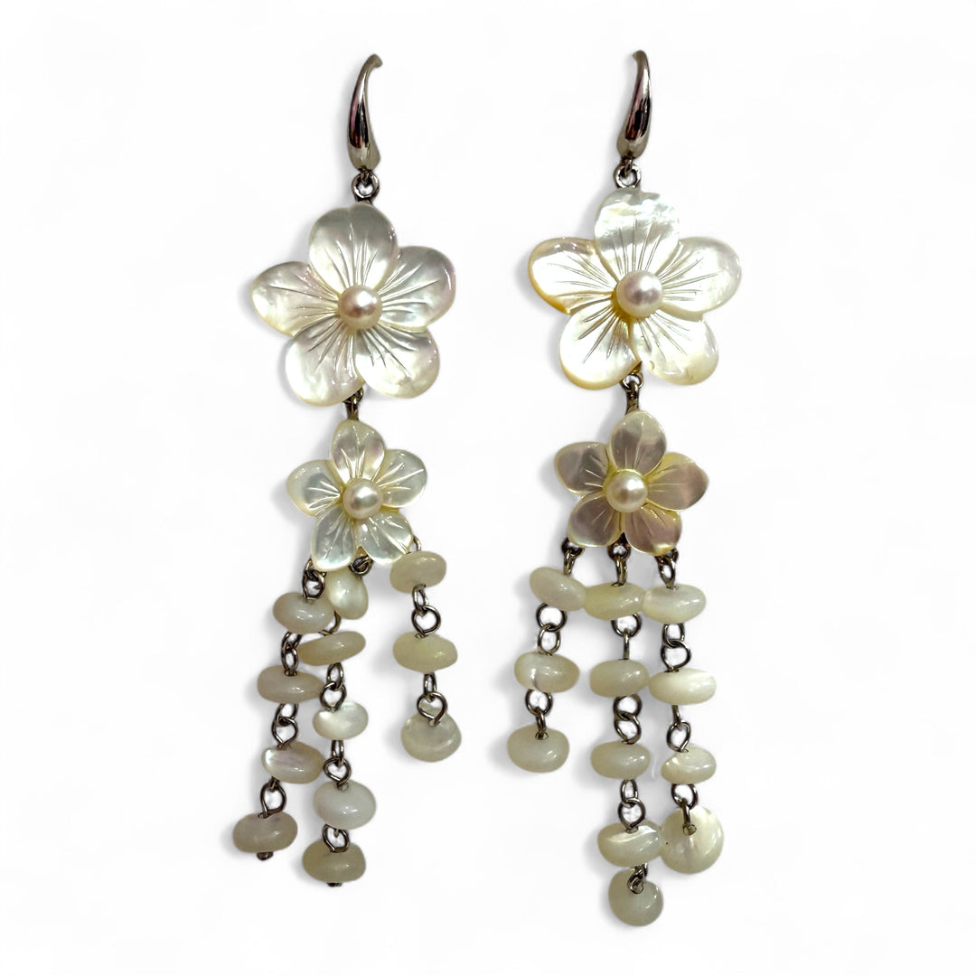 Fine collezione - orecchini grappolo di fiori in madreperla montato in argento
