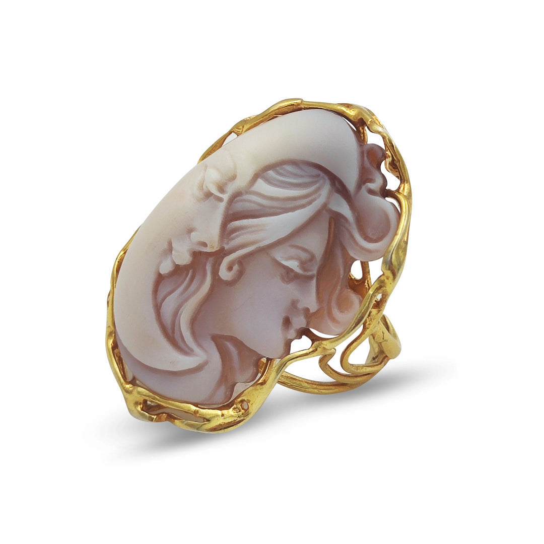 Anello dea luna in cammeo montato su argento