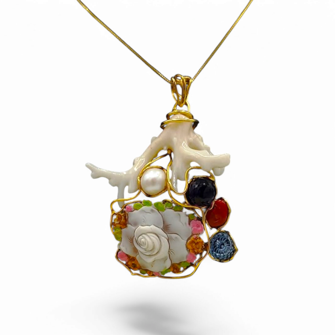 Collana ciondolo ramo in corallo bianco e cammeo floreale montato su argento