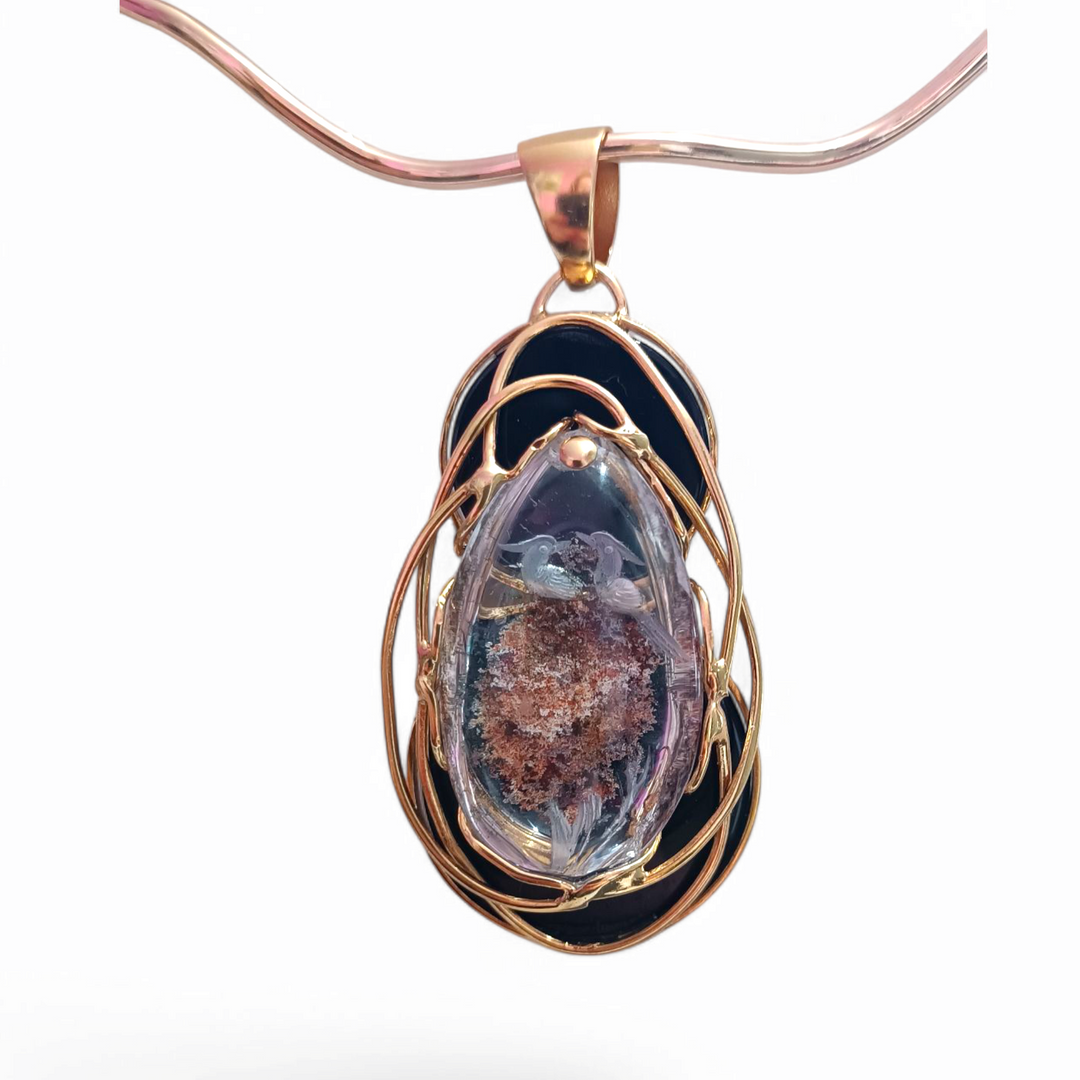 Cabochon pendant "the two peacocks" retro engraved on quartz with lodolite
