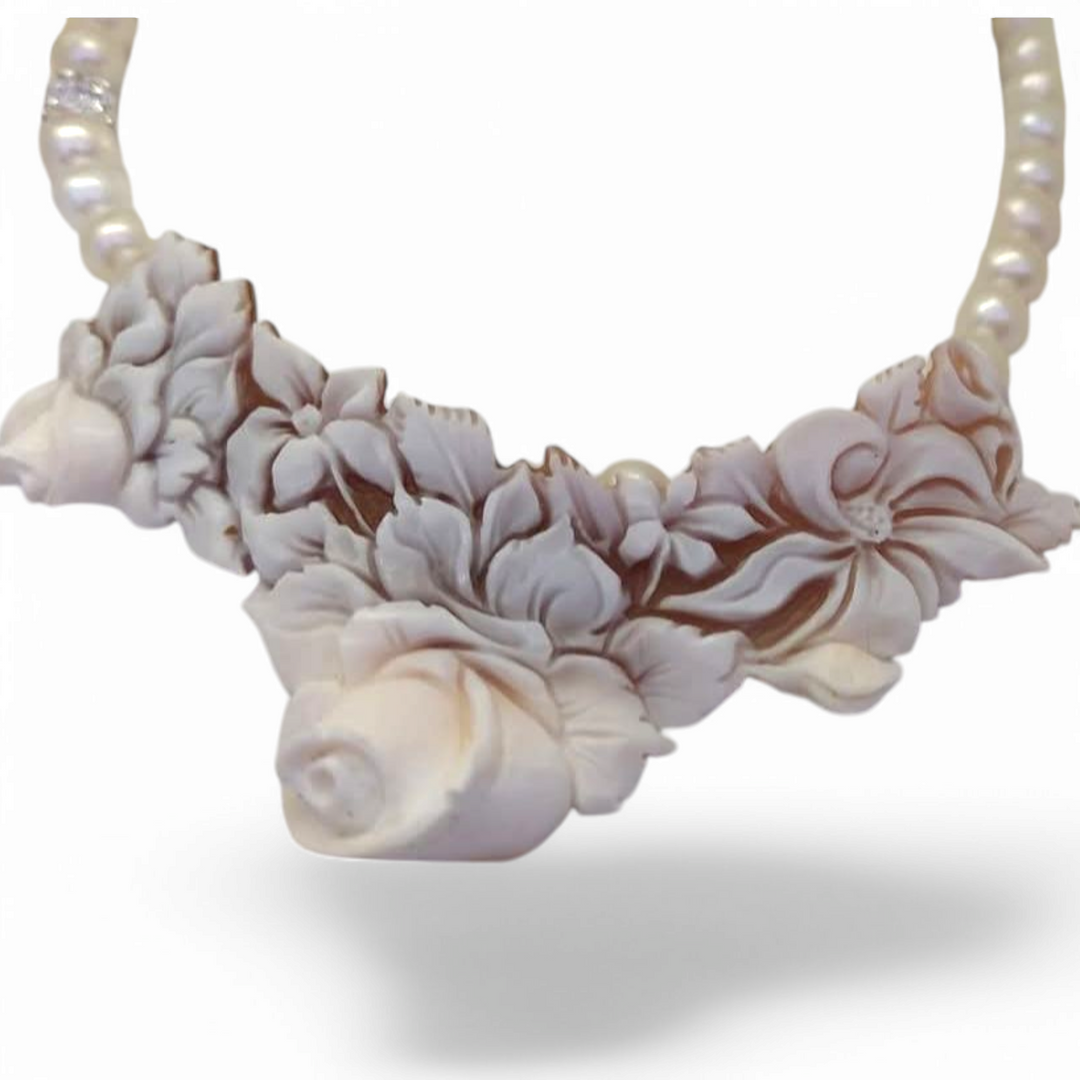 "Pearls and Cameo" Necklace in Sardonyx Shell Mounted on Silver